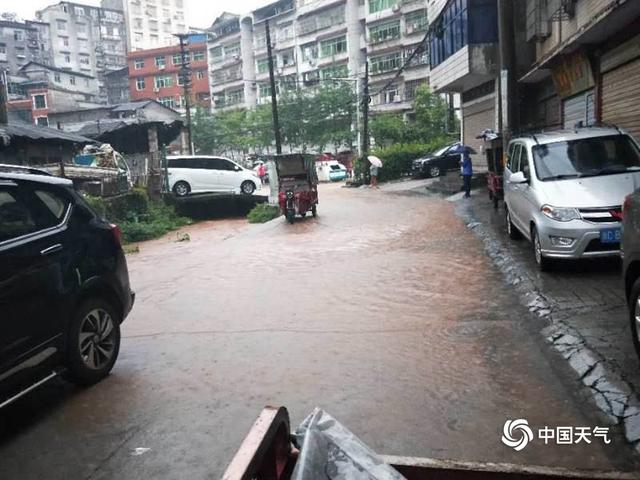 湖北恩施遭遇强降水 道路积水明显公众出行受阻