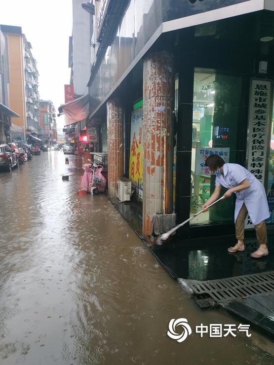 湖北恩施遭遇强降水 道路积水明显公众出行受阻