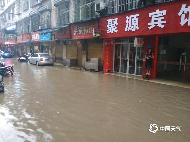 湖北恩施遭遇强降水 道路积水明显公众出行受阻