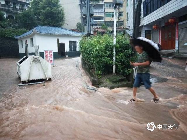 湖北恩施遭遇强降水 道路积水明显公众出行受阻