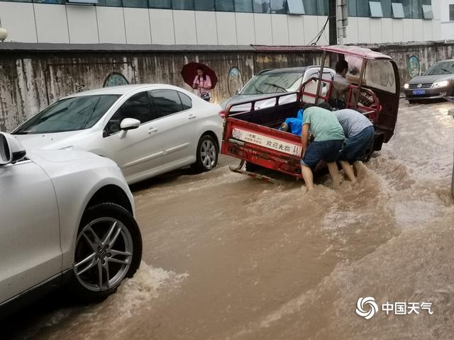 湖北恩施遭遇强降水 道路积水明显公众出行受阻