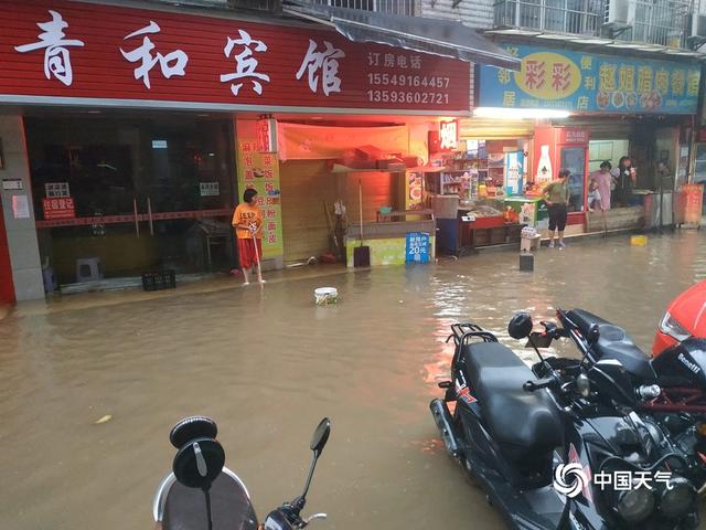 湖北恩施遭遇强降水 道路积水明显公众出行受阻