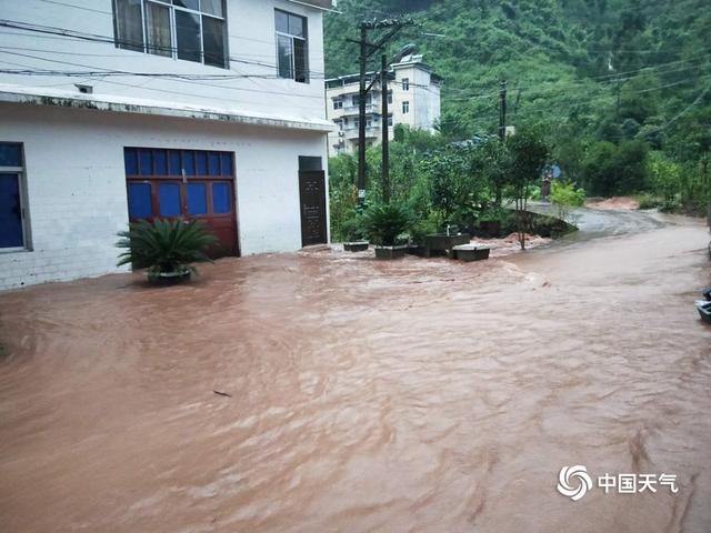 湖北恩施遭遇强降水 道路积水明显公众出行受阻