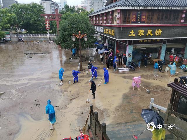 大暴雨致湖北恩施内涝 车辆损毁严重