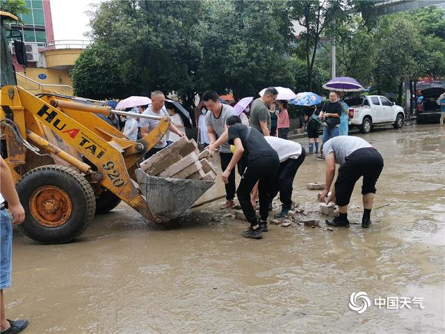 大暴雨致湖北恩施内涝 车辆损毁严重