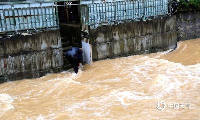 四川广安连遭强降水 多地受灾严重