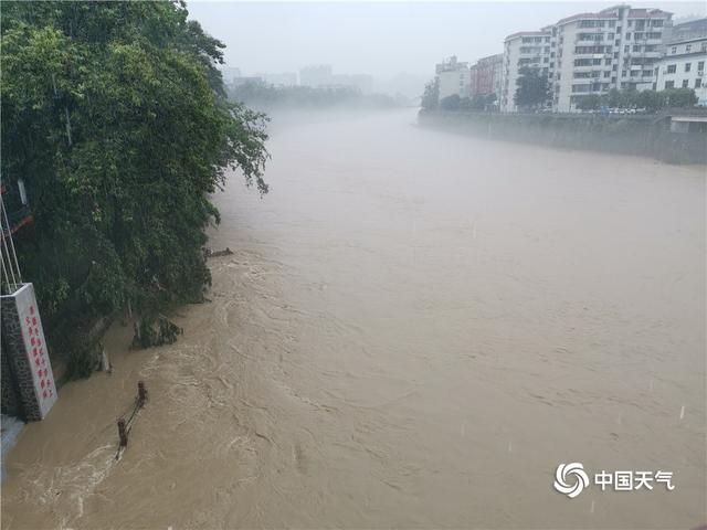 大暴雨致湖北恩施内涝 车辆损毁严重