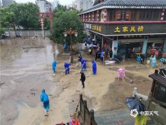 大暴雨致湖北恩施内涝 车