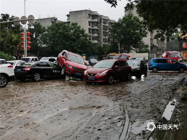 大暴雨致湖北恩施内涝 车辆损毁严重