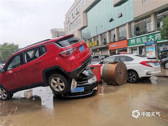 大暴雨致湖北恩施内涝 车辆损毁严重