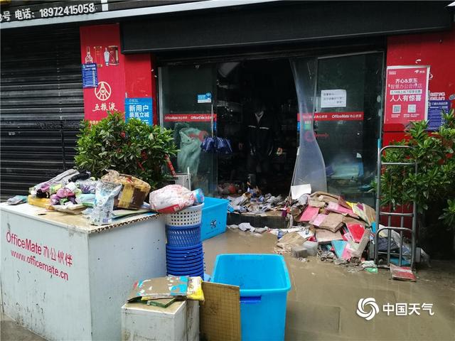 大暴雨致湖北恩施内涝 车辆损毁严重