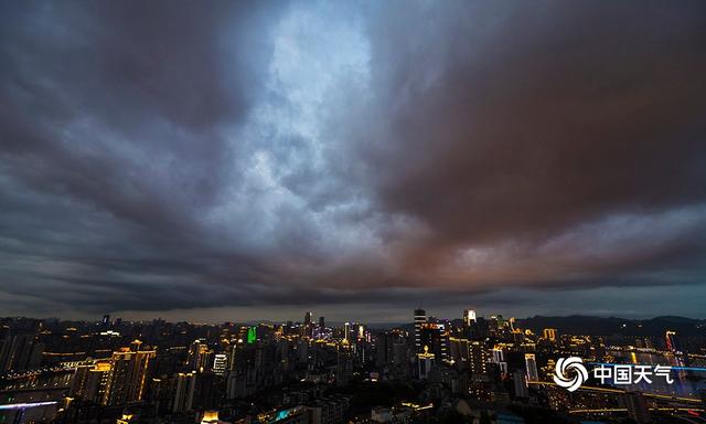 重庆雨后初晴 晚霞绚丽夜色迷人