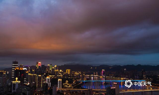 重庆雨后初晴 晚霞绚丽夜色迷人