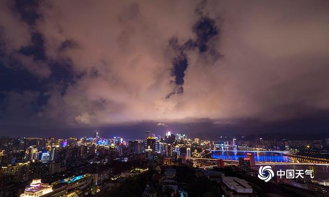 重庆雨后初晴 晚霞绚丽夜色迷人