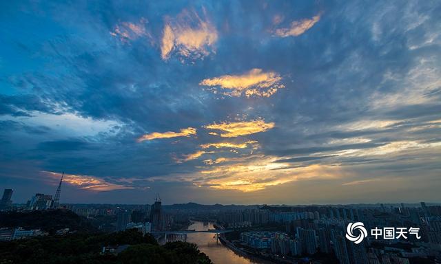 重庆雨后初晴 晚霞绚丽夜色迷人