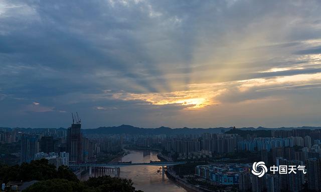 重庆雨后初晴 晚霞绚丽夜色迷人