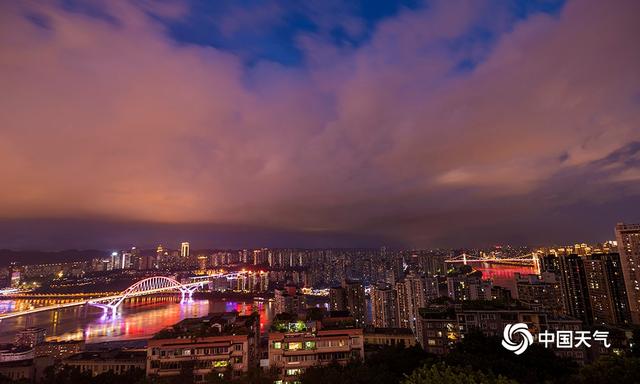 重庆雨后初晴 晚霞绚丽夜色迷人