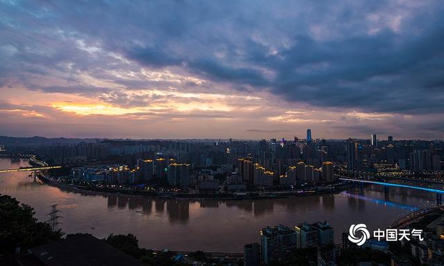 重庆雨后初晴 晚霞绚丽夜色迷人