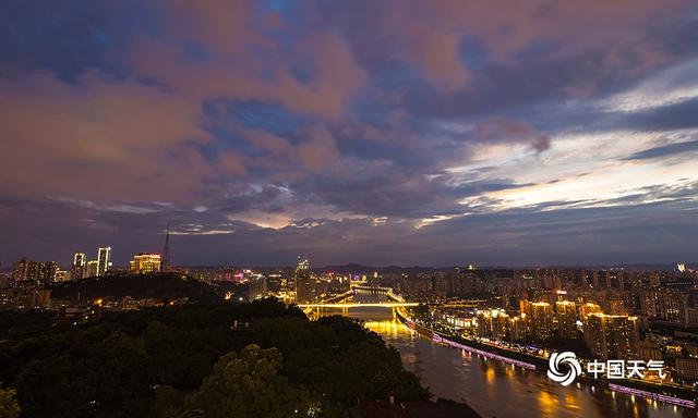 重庆雨后初晴 晚霞绚丽夜色迷人