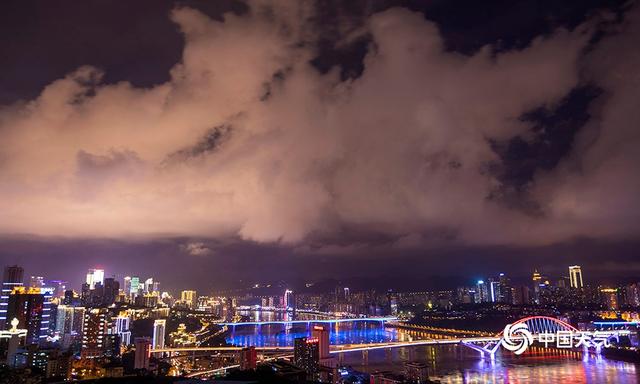 重庆雨后初晴 晚霞绚丽夜色迷人