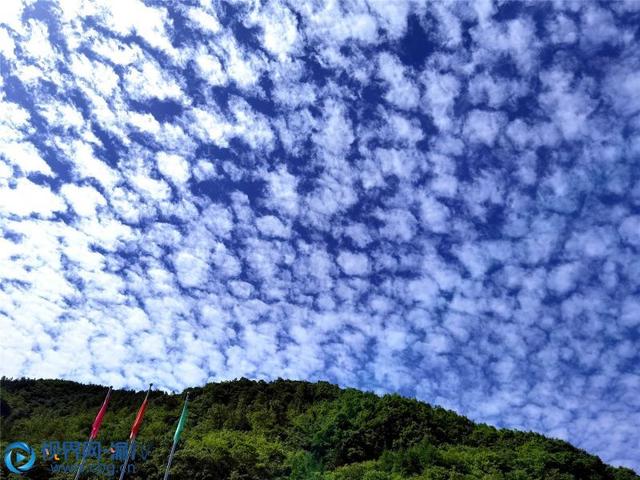 重庆城口：蓝天白云映衬下的乡村美如画