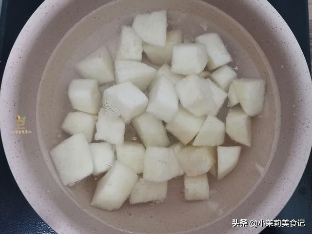 雪梨是天然的“止咳王”,夏天用它煮水,清甜润肺又解暑,不咳嗽
