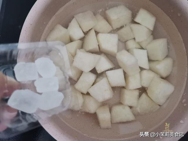 雪梨是天然的“止咳王”,夏天用它煮水,清甜润肺又解暑,不咳嗽