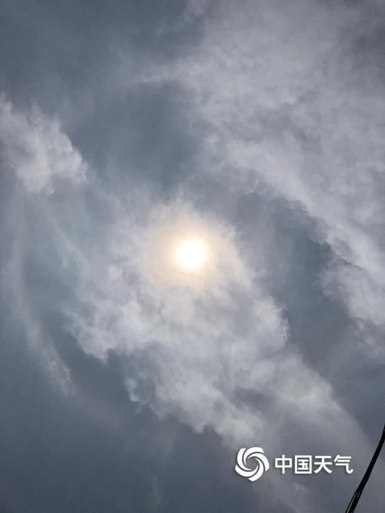 太阳自带光环 北京上空现“日晕”景观