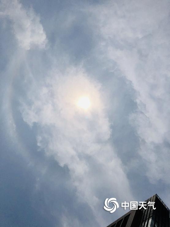 太阳自带光环 北京上空现“日晕”景观