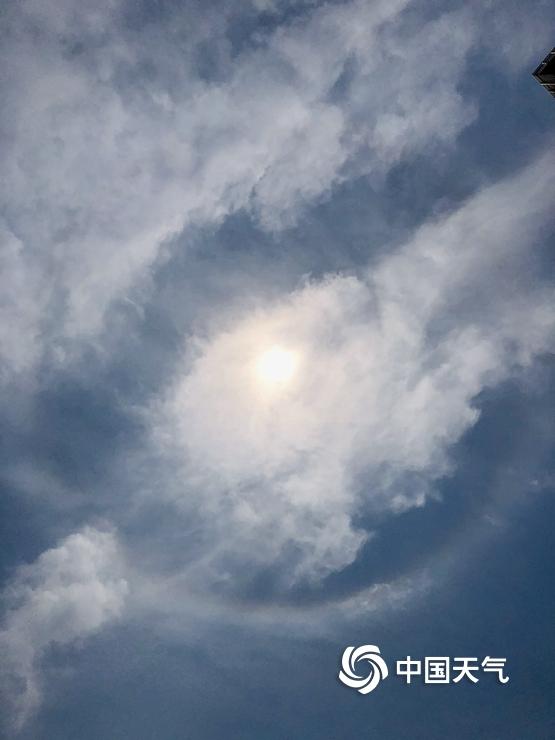 太阳自带光环 北京上空现“日晕”景观