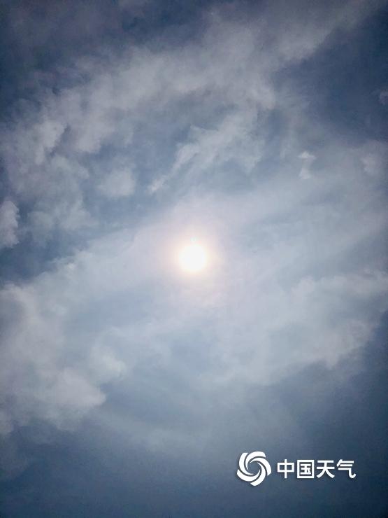太阳自带光环 北京上空现“日晕”景观