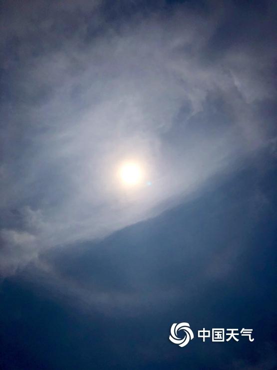 太阳自带光环 北京上空现“日晕”景观