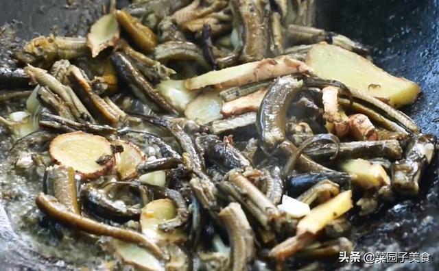 黄鳝应该怎样炒好吃，没有一点腥味，做法简单，香辣好吃下饭