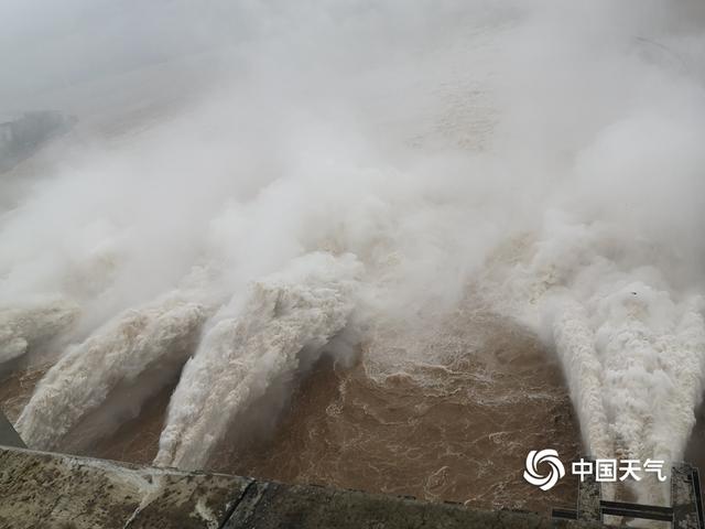 三峡水库超汛限水位 开启6孔泄洪