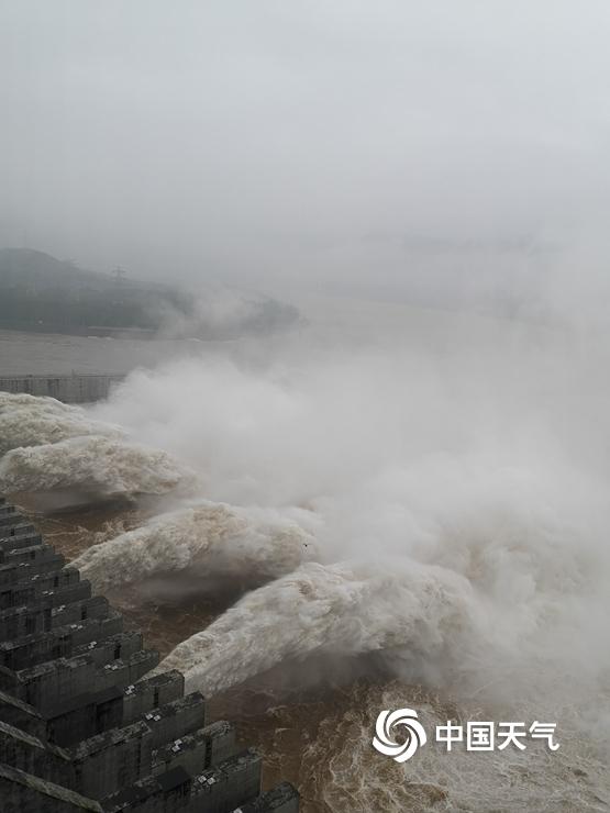 三峡水库超汛限水位 开启6孔泄洪