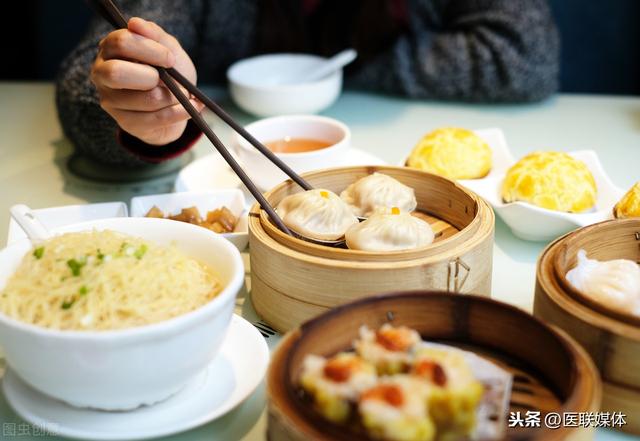 年过半百,进入“疾病高发期”!每天坚持4件事,离健康近一点