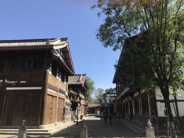 斥资35亿打造的仿古小镇,对游客免费开放,却仍然无人问津