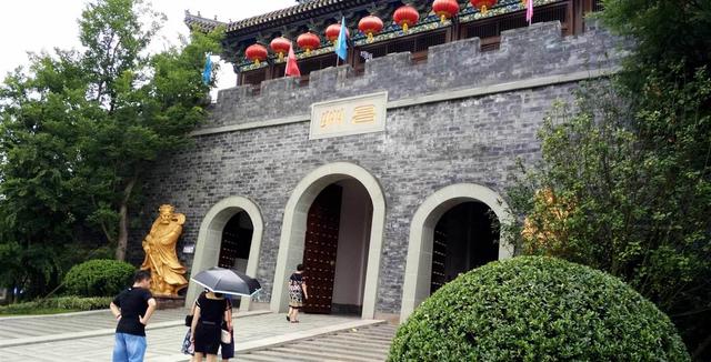 斥资35亿打造的仿古小镇,对游客免费开放,却仍然无人问津