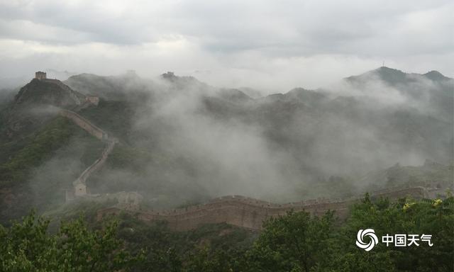 雨后金山岭云雾缭绕 雾中长城别样美