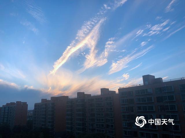 抬头快看!北京上空惊现“凤尾云”