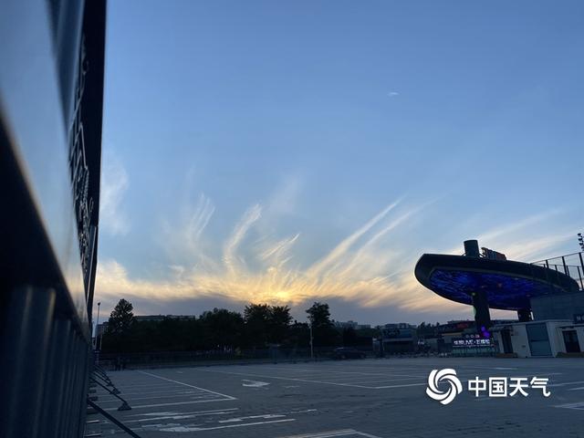 抬头快看!北京上空惊现“凤尾云”