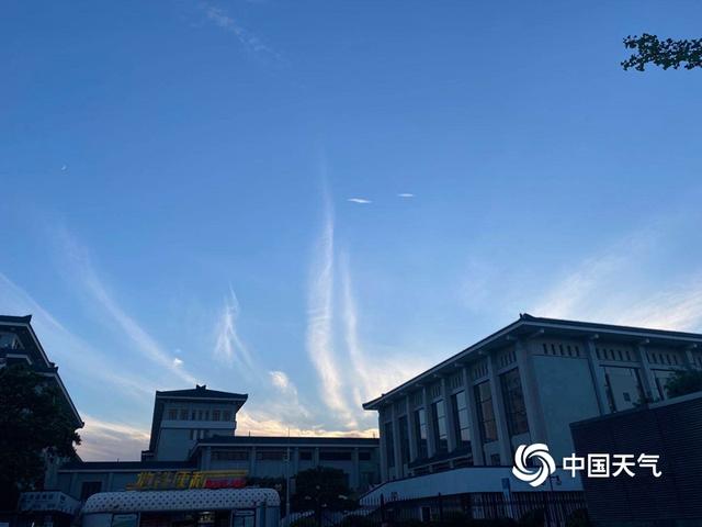 抬头快看!北京上空惊现“凤尾云”