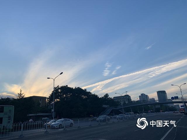 抬头快看!北京上空惊现“凤尾云”