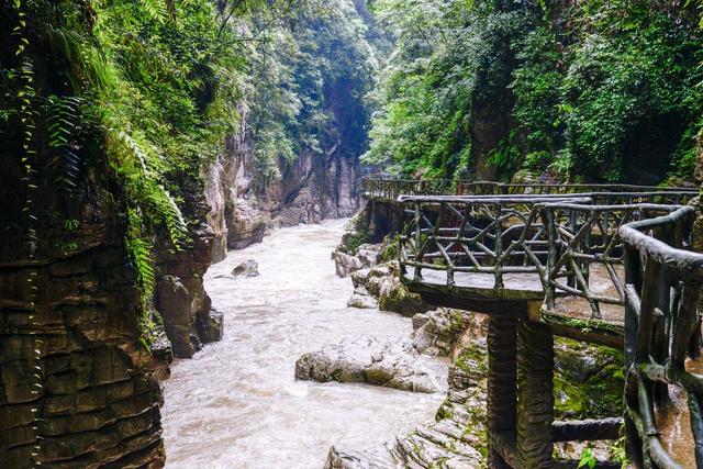 湖北恩施绝佳的避暑胜地，夏季平均气温仅20度，被称为最美峡谷