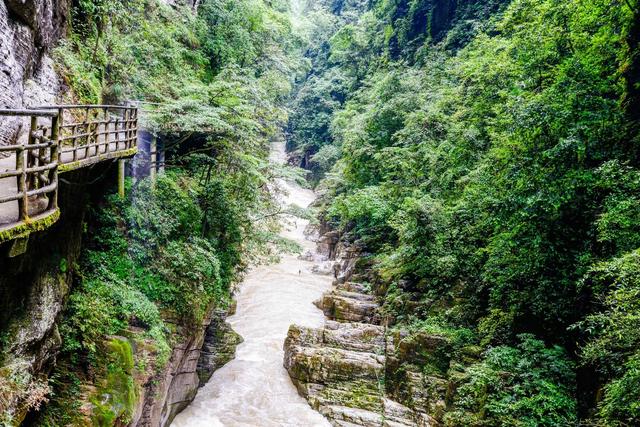 湖北恩施绝佳的避暑胜地，夏季平均气温仅20度，被称为最美峡谷