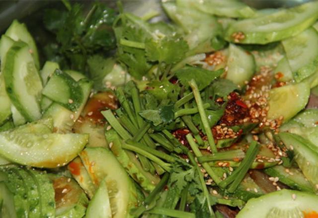 秘制酱牛肉拌旱黄瓜新吃法,美味爽口,让它来拯救你的胃口吧