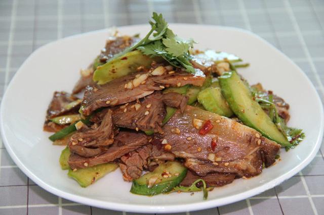 秘制酱牛肉拌旱黄瓜新吃法,美味爽口,让它来拯救你的胃口吧