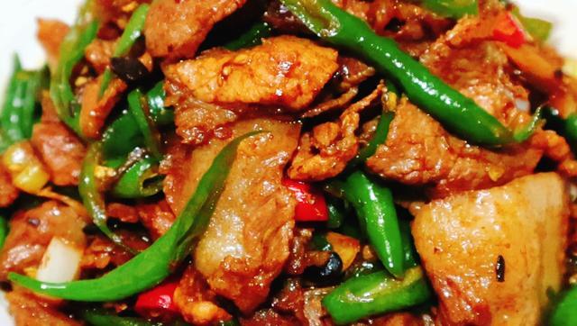 辣椒炒肉为什么饭店那么好吃，原来有诀窍，香辣开胃又下饭，好吃