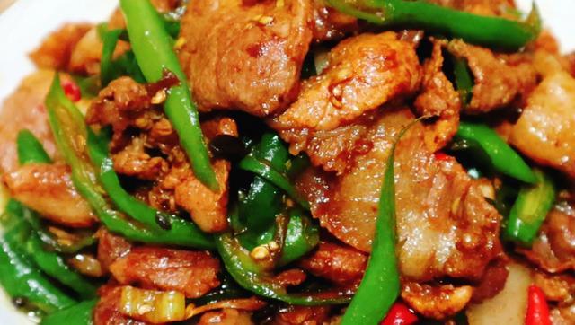 辣椒炒肉为什么饭店那么好吃，原来有诀窍，香辣开胃又下饭，好吃