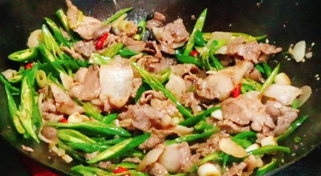 辣椒炒肉为什么饭店那么好吃，原来有诀窍，香辣开胃又下饭，好吃